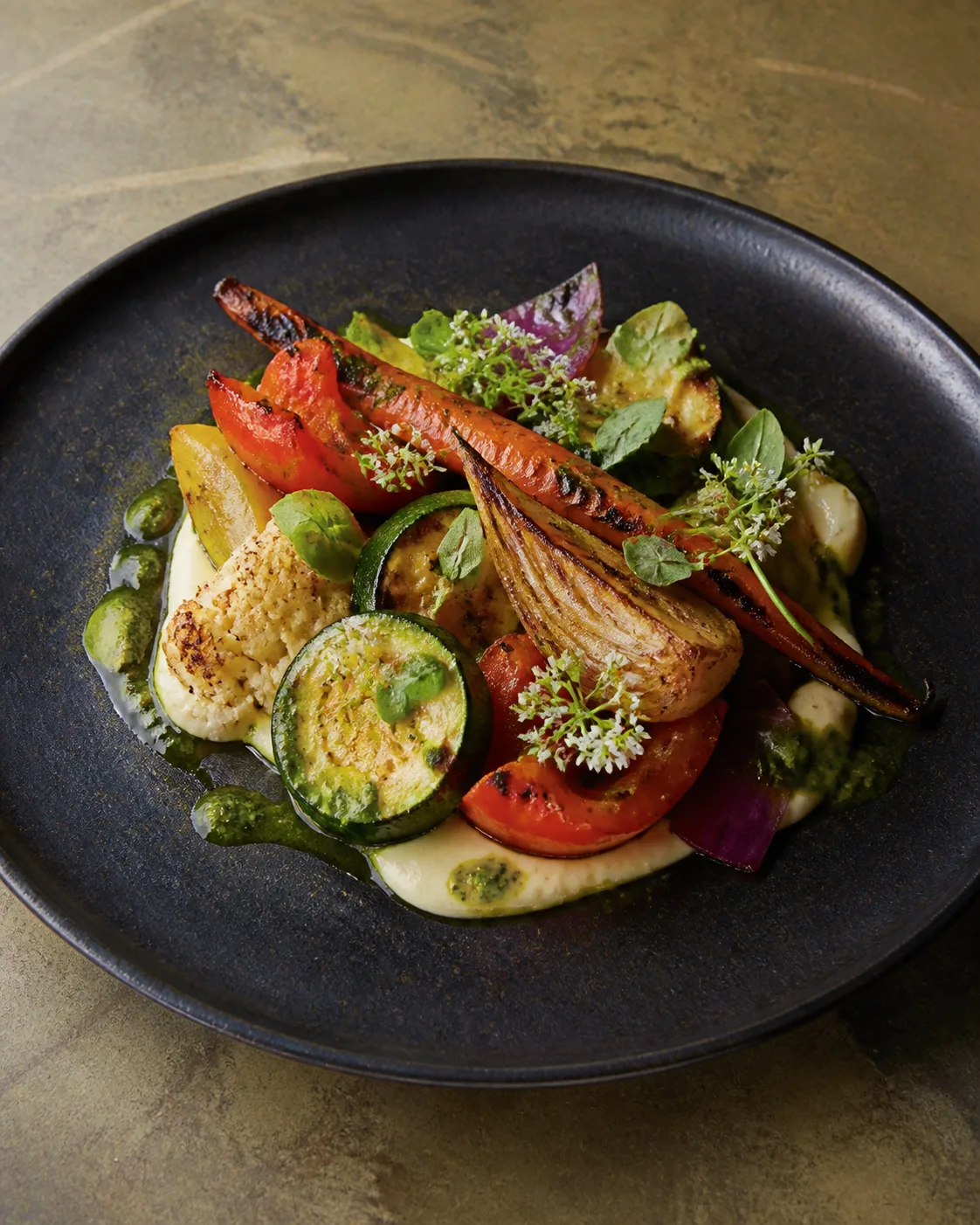 Vegetales de temporada cocinados a la brasa